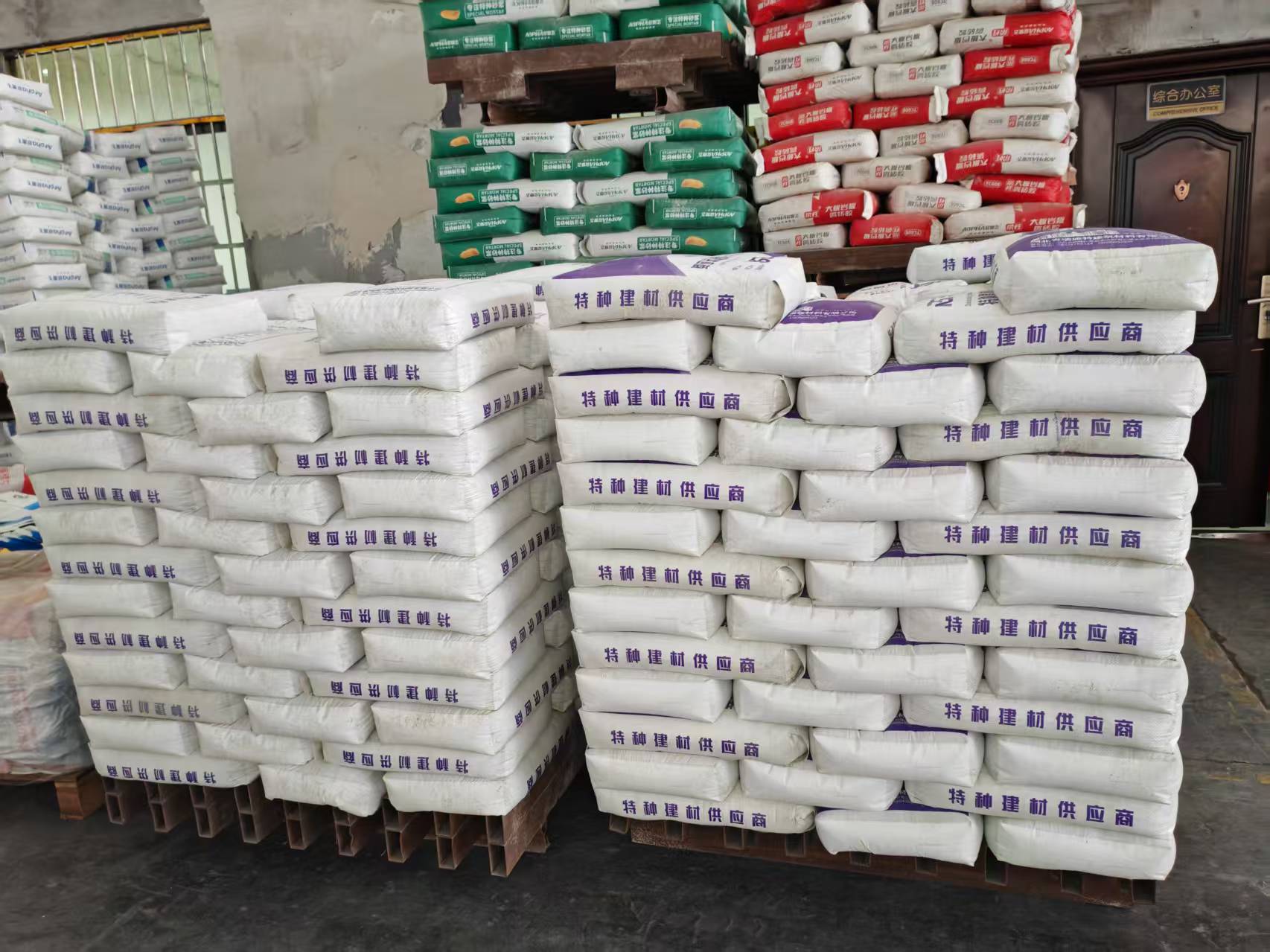 宝丰拱顶带模注浆料